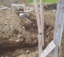 Terrain en pente donc fondation en escalier..