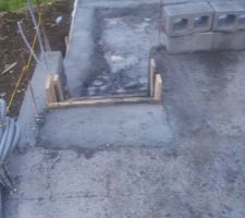 Le Garage en contre bas et escalier intérieur pour gagner la place