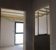 Une chambres et la salle d'eau type atelier