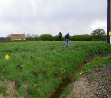 Un beau terrain qui s'&eacute;tend encore apr&egrave;s le poteau et des c&acirc;bles qui surplombent la parcelle sur toute sa profondeur. Attention ligne HTA.