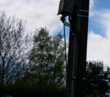 Ce magnifique poteau est au pied de la parcelle mais il parait qu'il va disparaitre un jour.