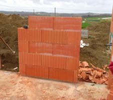 Reconstruction du mur qui est tombé avec le vent. Ils ne le montent pour l'instant qu'à cette hauteur là et finiront soit quand le vent aura un peu cessé soit avant de couler le linteau pour que tout soit stabilisé.