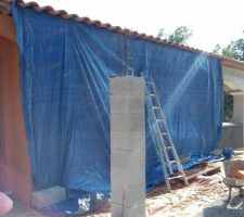 Extension : un gros trou dans la facade