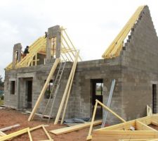 Charpente en cours de pose