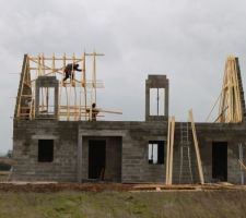 Charpente en cours de pose