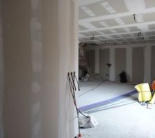Vue de la porte d'entrée.cloison en face celle-ci pour éviter d'avoir vue sur la cuisine lorsque l'on franchit celle-ci.