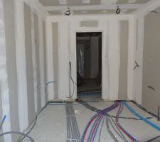 Vue de la futur cuisine. Vous pouvez apercevoir sur la photo le cablage au plafond pour les futurs spot et le reseau plomberie au sol.Les murs en doublage placo xthern 32 et pour les cloisons isolation phonique.