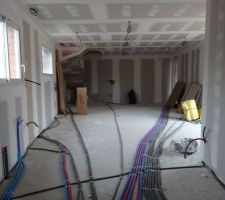 Vue de la cuisine sur la pièce a vivre (45m²) Vous pouvez apercevoir sur la photo le cablage au plafond pour les futurs spot,le réseau électrique,et plomberie au sol.Les murs sont en doublage placo xthern 32 et pour les cloisons isolation phonique.
