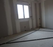 Vue de la futur petite chambre du 1er etage (10m²). Vous pouvez apercevoir sur la photo le cablage au plafond pour les futurs spot et le  reseau electrique au sol.Les murs en doublage placo xthern 32 et pour les cloisons isolation phonique.