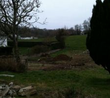 D&eacute;but des travaux....et une surprise :  de la terre v&eacute;g&eacute;tal &agrave; quelques endroit du terrain, malgr&eacute; l &eacute;tude de sol... Bon ca commence bien avec une plus value pour les fondations :[