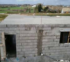 Ca y est la dalle de l'&eacute;tage est coul&eacute;, on avait bien cru que notre cher ma&ccedil;on nous avait oubli&eacute;