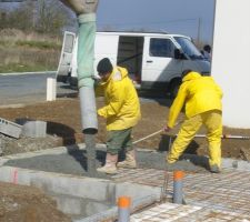Le beton coule pour la dalle du garage