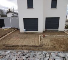 Préparation du terrain pour la terrasse béton. La principale fera environ 5x5m et la petite (à droite) environ 3x4m