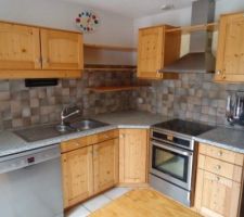Enfin la cuisine : non prévue à la base dans la construction, nous avons trouvé une cuisine (sans compter l'électroménager) en bonne état à vendre près de chez nous, un couple qui changé la sienne contre une plus moderne. 
une fois démontée et ramenée elle nécessite un petit coup de peinture pour la rafraîchir dès que le temps le permettra. il n'y a plus qu'à choisir la couleur!!