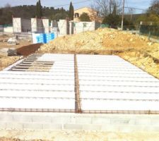 Enfin la reprise des travaux!!!
Vivement la dalle qui ne saurait tardé (j?espère!!!).