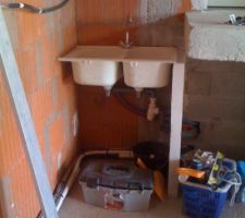 Un superbe évier pour les travaux... Merci les voisins!
