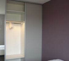 Intérieur du placard de la chambre