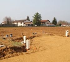 Notre terrain vu de l'entr&eacute;e, avec les 2 entr&eacute;es des terrains des voisins