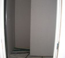 Salle de bain depuis couloir