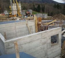 Beton banché en cours de séchage pour la cave sous le garage