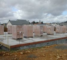 12/04/2013 les premieres briques sont arriv&eacute;es