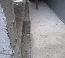 Cr&eacute;ation d'un passage pour le drain depuis l'arri&egrave;re du terrain vers l'avant, via la dalle du sous-sol.