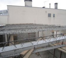 Poutrelles du 1er étage (côté entrée, cuisine, cellier), en cours de pose.