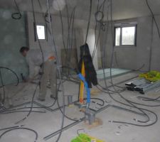 Les électriciens ont passé les câbles électriques.
Les plaquistes ont fixé les rails et commencé les cloisons.