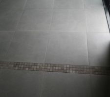 Frise entre salon et cuisine