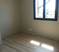 Pose du parquet de la premi&egrave;re chambre..