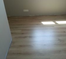Parquet premi&egrave;re chambre. Reste &agrave; poser les plinthes et seuils.