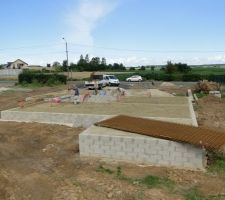 On passe les derni&egrave;res gaines et on termine le terre plein