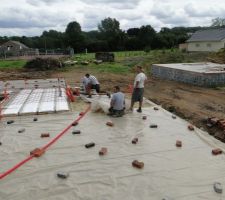 On maintient le tout avec des briques qui serviront a faire reposer le treillis &agrave; bonne hauteur lors du coulage de la dalle