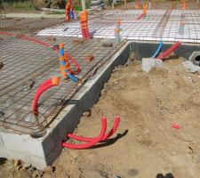 Une petite vue des différentes gaines, celles-ci par exemple, sont en attente pour alimenter un futur abris de jardin