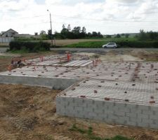 Petit aperçu comme d'hab du haut de mon mont de terre, il reste les rives à placer pour effectuer le coulage