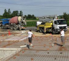 Arriv&eacute;e de la pompe et d'une premi&egrave;re toupie de b&eacute;ton