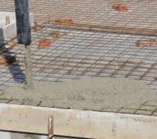L'équivalent d'une brouette de béton en quelques secondes, le coulage s'avère rapide, tant mieux.