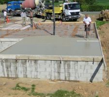 Le salon est pratiquement dressé, on tire le béton pour obtenir une surface la plus droite possible