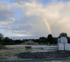 Notre 2è livraison de briques au 25è jour de séchage.
L'arc en ciel au dessus de la maison, un bon présage ?!?