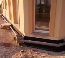 Pose des &eacute;vacuations des eaux de pluie et &eacute;tanch&eacute;it&eacute; vide sanitaire.