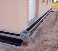 Pose des &eacute;vacuations des eaux de pluie et &eacute;tanch&eacute;it&eacute; vide sanitaire.