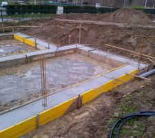 L&agrave; c'est le salon,... pas tr&egrave;s confortable au premier abord, mais il faut bien se projeter ...(pas trop fort qd m&ecirc;me, c'est du b&eacute;ton arm&eacute; ...)