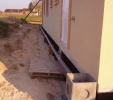 Pose des &eacute;vacuations des eaux de pluie et &eacute;tanch&eacute;it&eacute; vide sanitaire.