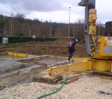 Theo en grande forme et heureux de voir la maison prendre forme