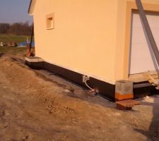 Pose des &eacute;vacuations des eaux de pluie et &eacute;tanch&eacute;it&eacute; vide sanitaire.