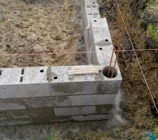 Vide sanitaire démarré ce matin, on peut voir un des angles avec les ferraillages, et les fils qui permettent de vérifier le positionnement