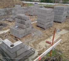 Là il n'y a que 4 rangs de parpaings, un cinquième doit être fait