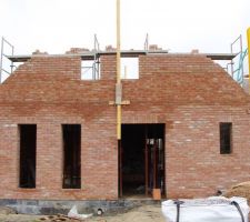 Le pignon de fa&ccedil;ade monte!!