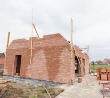 Pignon cot&eacute; ouest d&eacute;marr&eacute;, on devine les 2 fen&ecirc;tre.