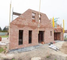 Pignon cot&eacute; est, fa&ccedil;ade avant. Il reste plus que la pointe